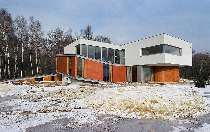 Dom jednopiętrowy o prostokątnej geometrycznej bryle - dom z pochylnią - wykonanie domów nowoczesnych śląsk Wiesław WADYL 