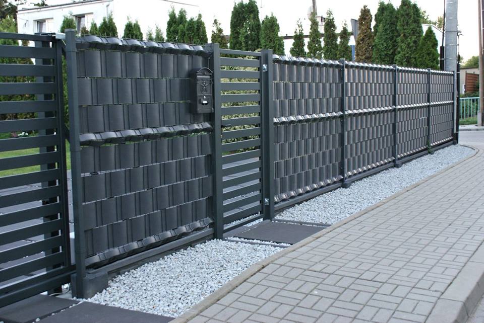 Nowoczesne połączenie panela ogrodzenia panelowego + taśmy PCV oraz bramy palisadowej